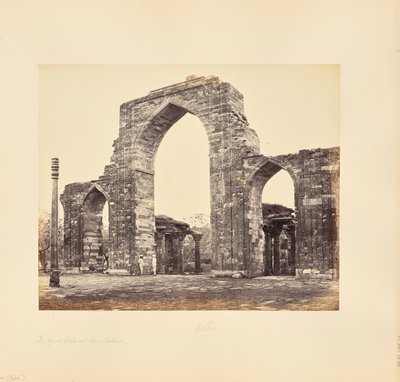 Delhi: Qutb Minar, der Große Bogen und die Eiserne Säule von Samuel Bourne