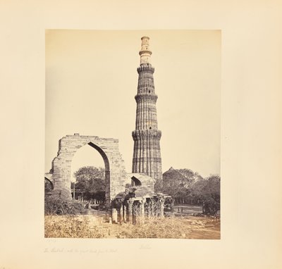 Delhi; Der Kutub Minar, mit dem großen Bogen, von Westen von Samuel Bourne