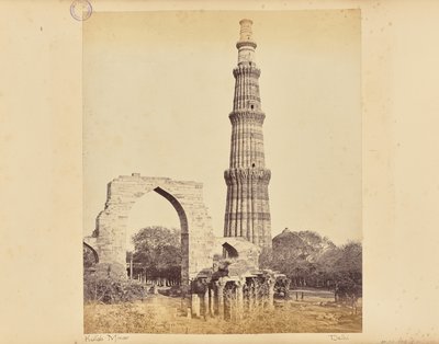 Delhi; der Qutb Minar mit dem Großen Bogen, von Westen von Samuel Bourne