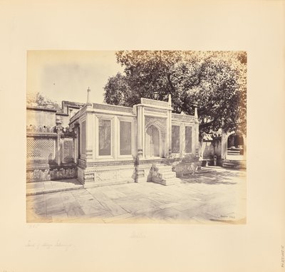 Delhi; das Grabmal von Mirza Jehangir. Dies ist ein Stück wunderschöner Marmorschnitzerei von Samuel Bourne