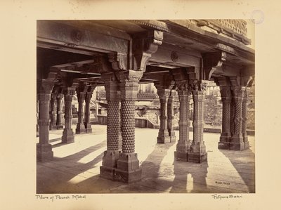 Fatehpur Sikri; geschnitzte Säulen im Panch Mahal von Samuel Bourne