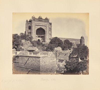 Futtypore Sikri: Das Große Tor, vom Dorf aus gesehen von Samuel Bourne