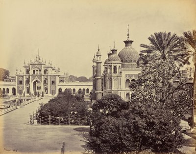 Lucknow; das Tor und der Garten des Hooseinabad Emambara von Samuel Bourne