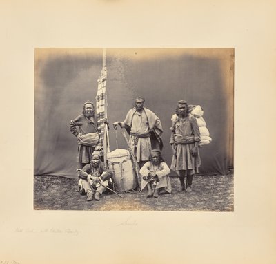 [Bergarbeiter in Shimla mit Khiltas und Dandy] von Samuel Bourne