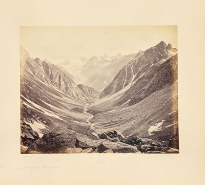 Tal und schneebedeckte Gipfel, vom Hampta-Pass auf der Spiti-Seite aus gesehen von Samuel Bourne