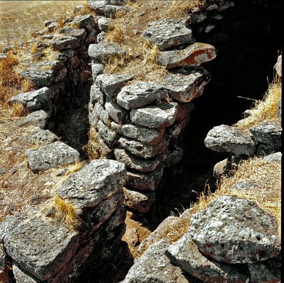 Nuragische Kultur (Nuraghi) Sardinien: Ruinen der nuragischen Stadt auf der megalithischen Stätte von Losa: einer der Verteidigungstürme. 15. Jahrhundert v. Chr. Abbasanta, Sardinien, Italien von Sardinia Nuragic Civilization
