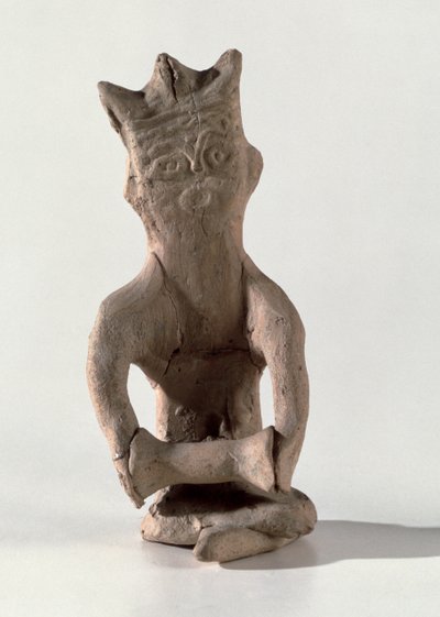 Figur mit gekreuzten Beinen und einem Gegenstand, der als Trommel angesehen wird, aus Susa, Iran, 4.-6. Jahrhundert n. Chr. von Sasanian School
