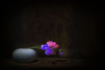 Lebhaftes Duftwicken-Stillleben von Saskia Dingemans