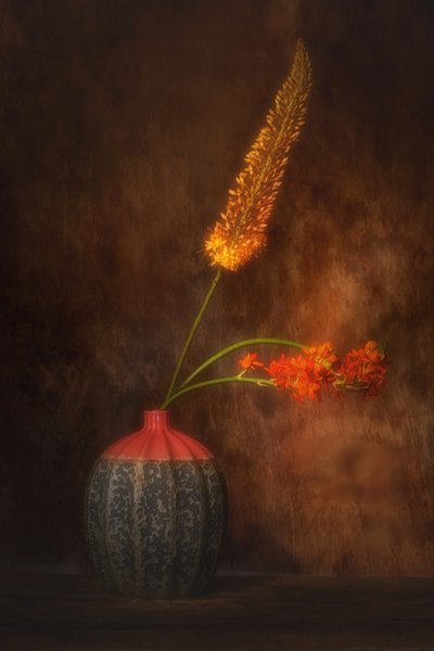Warm getöntes Blumenstillleben von Saskia Dingemans