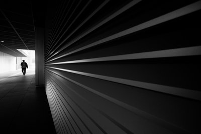 Einsame Figur im Tunnel von Satoshi Hata