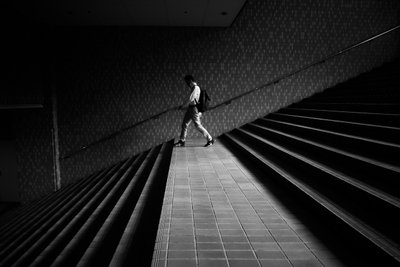 Mann auf Geometrischen Treppen von Satoshi Hata