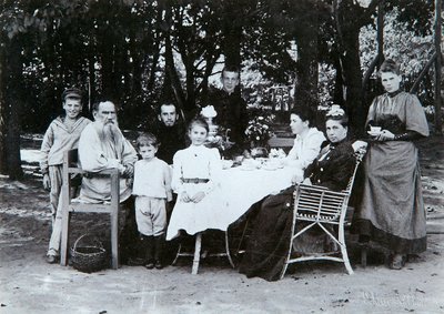 Die Familie des russischen Autors Leo Tolstoi, späte 19. oder frühe 20. Jahrhundert von Scherer Nabholz and Co