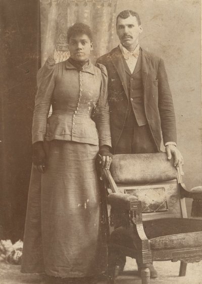 Fotografie eines afroamerikanischen Paares hinter einem Stuhl von Schmitz Studio