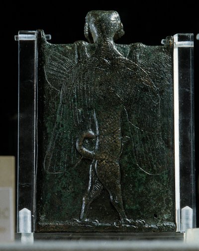 Orientalische Kunst, Assyrien (Mesopotamien): Heft, das einen Exorzismus darstellt (Bronze, Rückseite), Antike. Paris, Musée du Louvre von School Assyrian