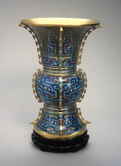 Eine Zun-förmige Vase und Ständer von School Chinese