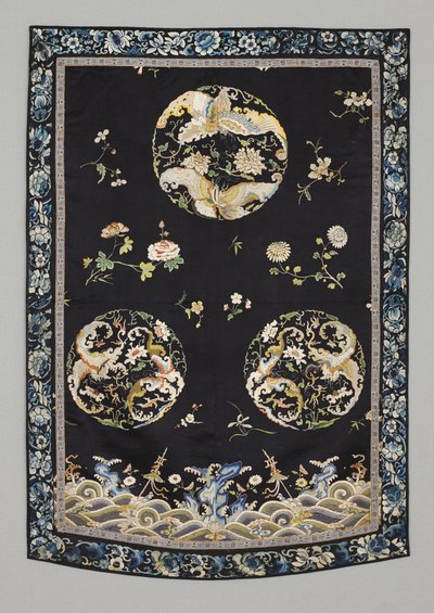 Aufhängung, ca. 1750-1800 (Seide mit Stickerei (Satin-Stich), natürliche und synthetische Farbstoffe) von School Chinese