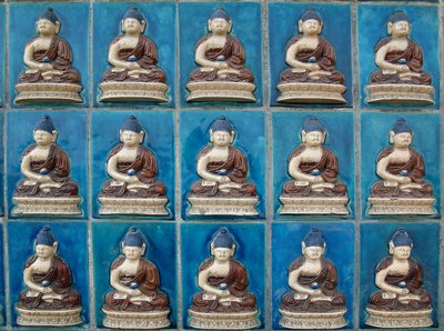Kleine Buddha-Wand auf der Insel der Hortensien ("Qionghua") im Beihai-Park oder Nordsee-Park in Peking. Fotografie, Leonard de Selva, China, 2006 von School Chinese