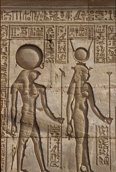 Altes Ägypten, Wandmalerei/Gravur, Horus und Isis erhalten ein Opfer vom Pharao, Tempel der Hathor, Dendera (Foto) von School Egyptian