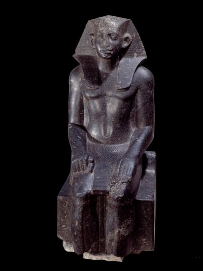 Antike ägyptische Kunst: Statue von König Sesostris III. Dioritskulptur um 1870 v. Chr. (12. Dynastie, ca. 1963-1786). Aus Medamoud (Ägypten). Höhe: 1,200 m. Paris, Musee Du Louvre von School Egyptian