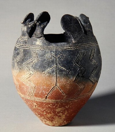 Rotpolierte Schale mit Tierkopf und Sonnenscheibenaufsätzen, aus Vounous, Zypern, Grab 91, 2500-2075 v. Chr. von School Greek