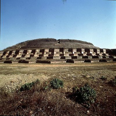 Ansicht des Nandangarh Stupa, der die Asche Buddhas enthalten soll von School Indian