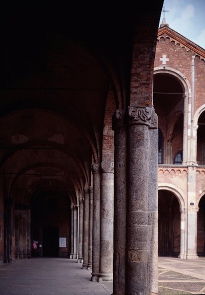 Ansicht des Portikus der Kirche von Sankt Ambrosius (Basilika Sant