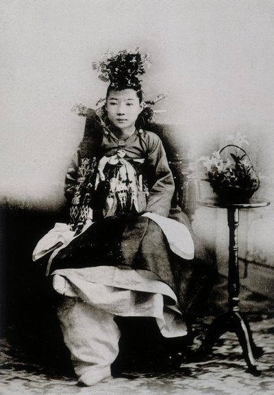 Koreanische Frau im traditionellen Hochzeitskleid von School Korean