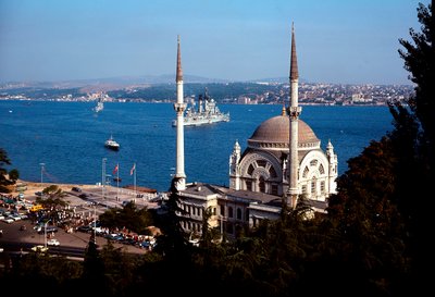 Osmanische Architektur: Ansicht der Dolmabahçe-Moschee am Bosporus von School Ottoman