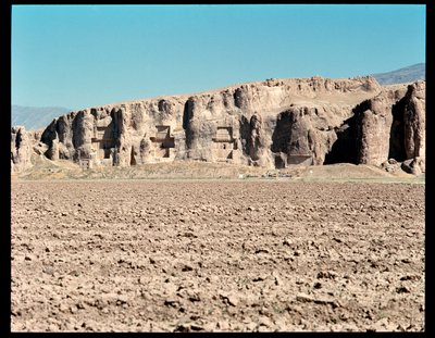 Ansicht der Nekropole und der vier Gräber der Achämenidenkönige, von links nach rechts, Arius II, Artaxerxes I und Darius I der Große von School Persian