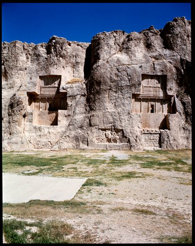 Blick auf die Nekropole und die Gräber der Achämenidenkönige, von links nach rechts, Artaxerxes I. und Darius I. der Große von School Persian