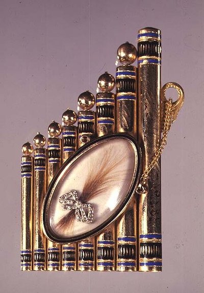 Goldanhänger mit Emaille-Dekoration und einer Haarlocke in einer diamantbesetzten Schleife (Vorderseite), russisch, frühes 19. Jahrhundert von School Russian