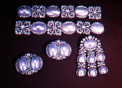 Schmuckset, Brosche, Ohrclips und Armbänder, zweite Hälfte des 18. Jahrhunderts von School Russian