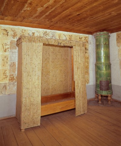 Klappbett und Keramikofen im Haus von Carl Linnaeus (1707-78) von School Swedish