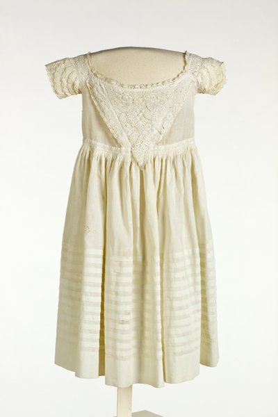 Taufkleid für Jungen mit Ayrshire-Stickerei an Vorderseite und Ärmeln, ca. 1850 von Scottish School