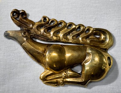 Skythische Kunst: Schildemblem in Form eines liegenden Hirsches. Goldobjekt aus dem Ende des 7., Anfang des 6. Jahrhunderts v. Chr. Sankt Petersburg, Eremitage-Museum von Scythian