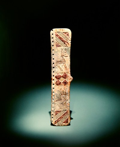 Gürtelschließe mit geschnitztem geometrischem Ornament und Hirschen, frühes 1. Jahrtausend v. Chr. von Scythian Scythian