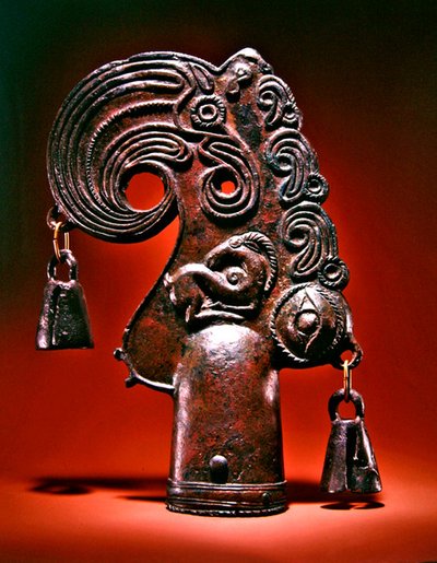 Finial, fantastischer Vogelkopf verziert mit Tieren, einem menschlichen Auge und Glocken, 5.-6. Jahrhundert v. Chr. von Scythian Scythian