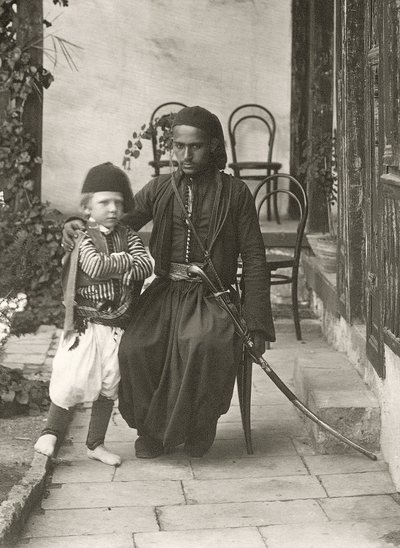 Arabischer Kawass (osmanischer Wächter) mit einem Jungen im Garten eines Hauses im Judäischen Bezirk von Jerusalem, 1867 von Sergeant Henry Phillips