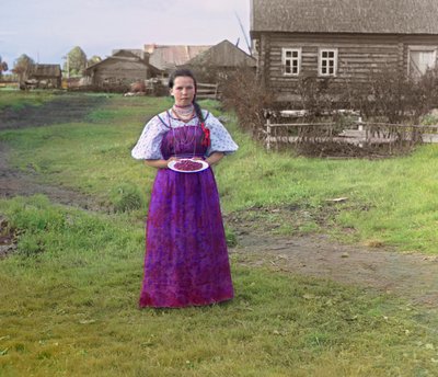 Mädchen mit Erdbeeren auf einem Teller, Russisches Reich, aus 