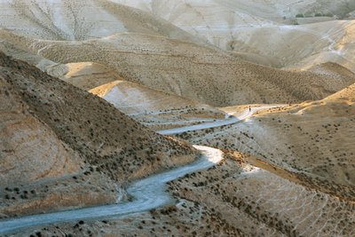 Israel, Judäa: Szene der judäischen Hügel östlich von Jerusalem von Sisse Brimberg