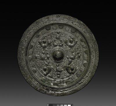 Spiegel mit Xiwangmu, ca. 317-400 (Bronze) von Six Dynasties Chinese School