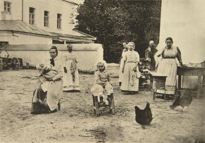 Marmelade machen im Hof von Leo Tolstois Haus, Jasnaja Poljana, bei Tula, Russland, 1900 von Sophia Andreevna Tolstaya