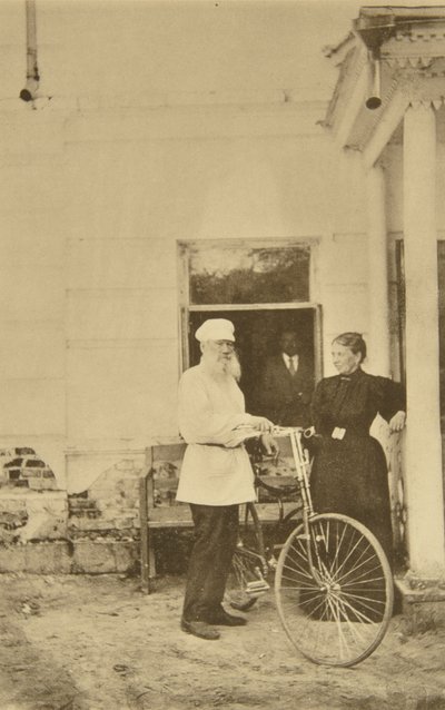 Der russische Autor Leo Tolstoi mit einem Fahrrad, Russland, 1890er Jahre von Sophia Andreevna Tolstaya