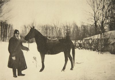 Der russische Autor Leo Tolstoi mit einem Pferd, Jasnaja Poljana, bei Tula, Russland, 1905 von Sophia Andreevna Tolstaya