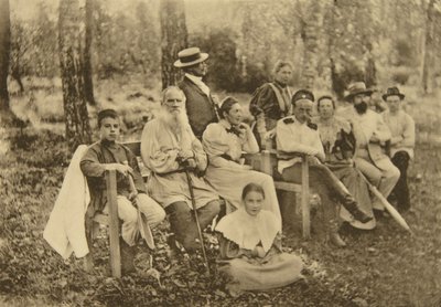Russischer Autor Leo Tolstoi mit Gästen, Jasnaja Poljana, nahe Tula, Russland, 1895 von Sophia Andreevna Tolstaya