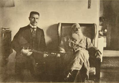Der russische Autor Leo Tolstoi mit dem Balalaikaspieler Boris Troyanovsky, Russland, 1909 von Sophia Andreevna Tolstaya