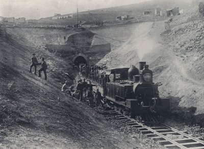 Charlestown-Tunnel und Lokomotive der Natal Government Railway von South African Photographer
