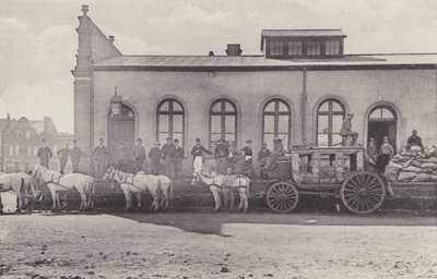 Historische Ansichten, der letzte Wagen mit englischer Post und altes Postamt (s/w Foto) von South African Photographer