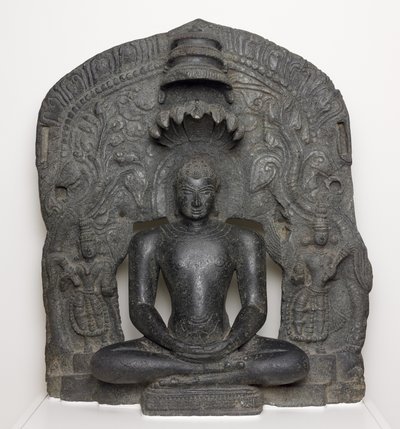 Jaina Tirthankara Parshvanatha mit Schlangenkapuze im Meditationssitz (Dhyanamudra), aus Karnataka, Indien von South Indian School