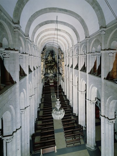 Innenraum der Kathedrale begonnen 1078 von Spanish School
